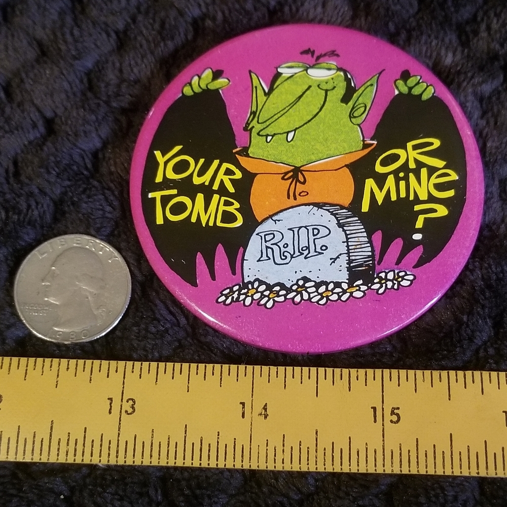 🎃 Vintage Halloween Flirty Vampire Cartoon pinback button 1980s - Picture 2 of 3